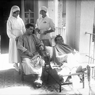 Consuelo Gonz�lez y Elvira L�pez: pioneras sanitarias en la guerra