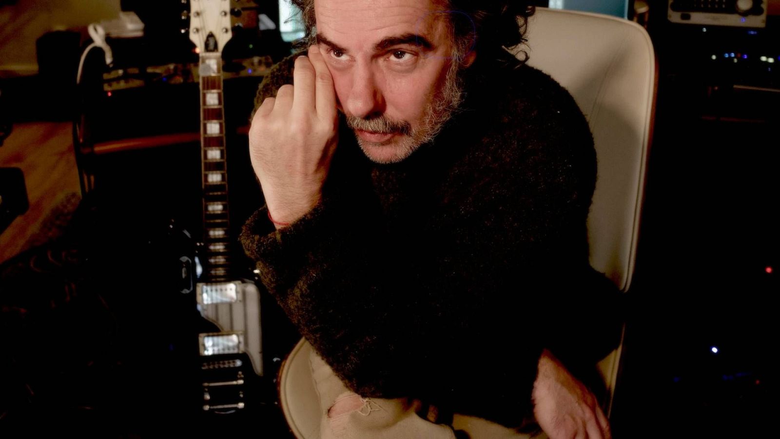 Julio de la Rosa nos presenta 'Las malas hierbas'