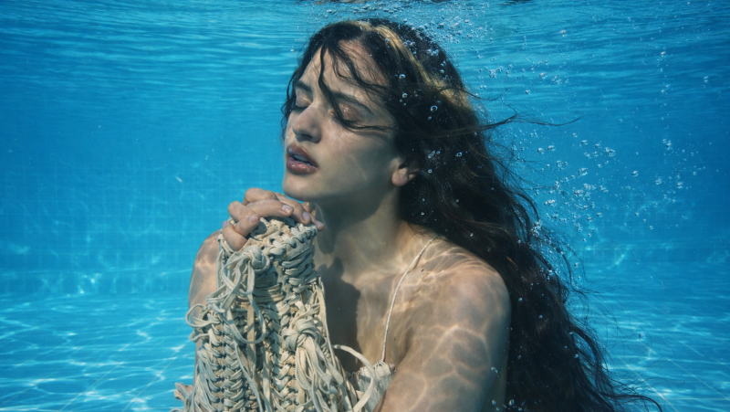 Todo mal - Escuchar a Rosalía bajo el agua - Todo mal | Escuchar
