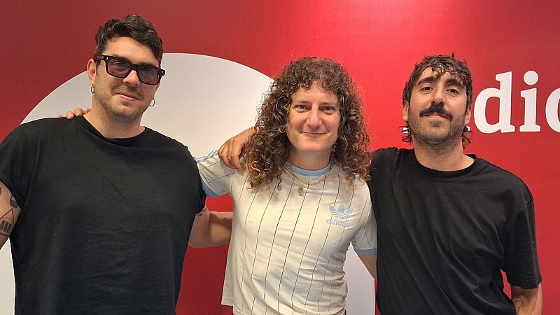 Hoy empieza todo - Premio Lux de cine, Violeta La Burra, Cervatana y `Anuncios´ de Camila Cañeque - 15/04/26 - Hoy empieza todo | Escuchar