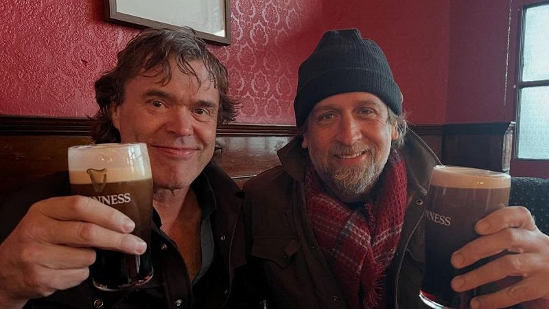 Sin rodeos - Hayes Carll y Corb Lund rinden homenaje al rodeo versionando el primer single de Garth Brooks - 16/04/26 - Escuchar ahora