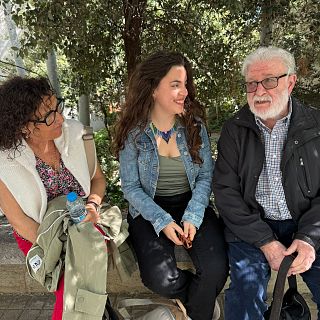 Persones grans ofereixen pis gratis a estudiants a canvi de companyia: el Carles (85 anys) viu amb la Valentina (28 anys)