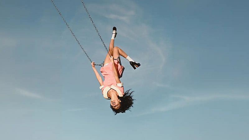 Olivia Rodrigo enseña 'drop dead' - nanana | Escuchar