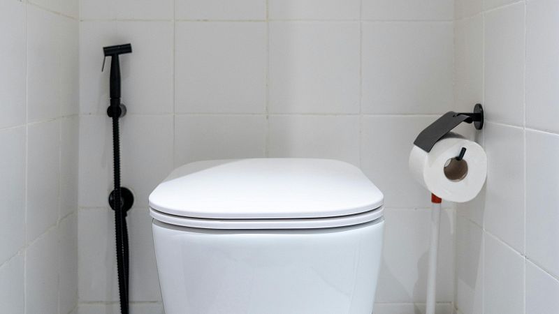 El mat� de R�dio 4 - Per qu� els homes haurien de fer pip� asseguts? Fer-ho drets �s perill�s per a la salut - El mat� de R�dio 4 | Escoltar