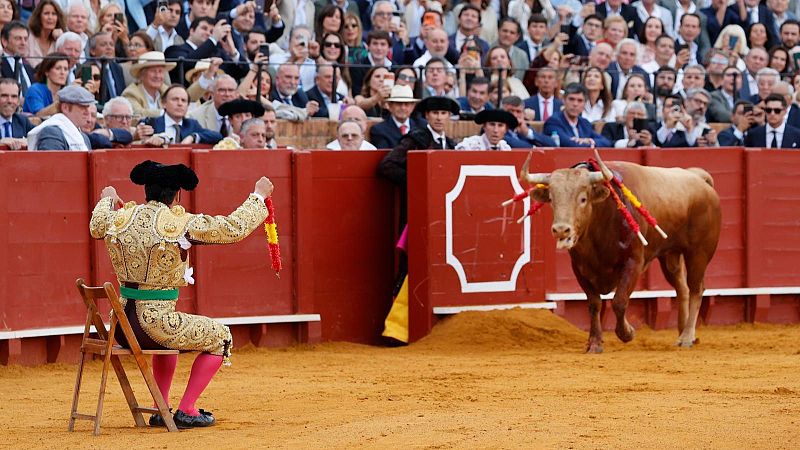 Tertulia sobre el día en que Morante toreó sentado en Sevilla y mano a mano entre Borja Jiménez y Manuel Escribano con toros de Victorino - Clarín | Escuchar