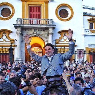 Andy Cartagena, a caballo por la Puerta del Príncipe