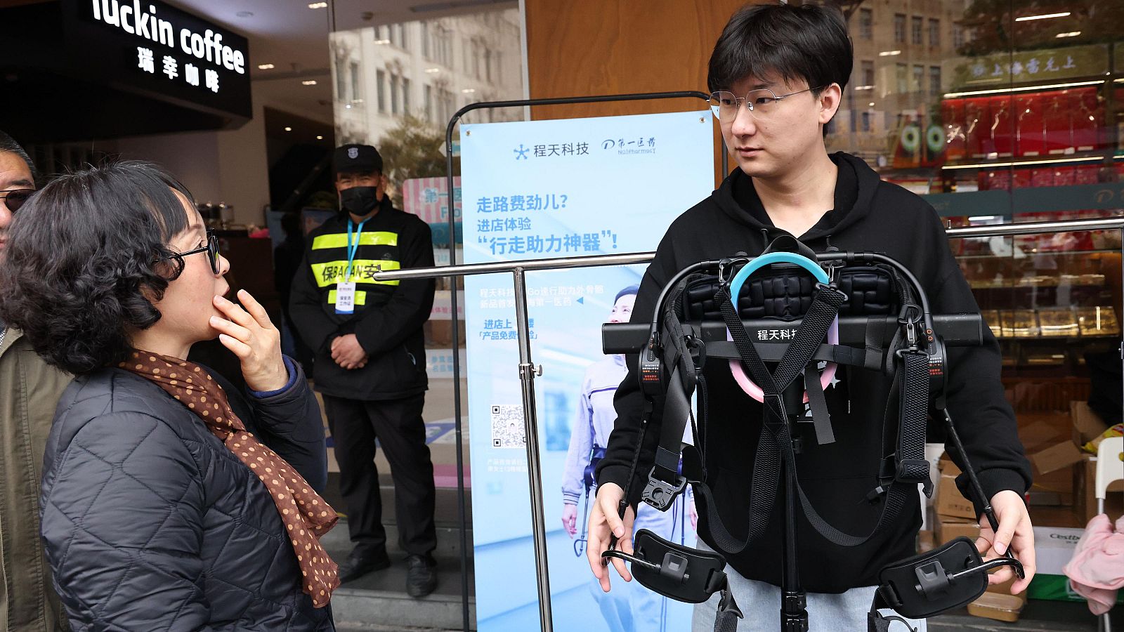 Exoesqueletos robóticos para vecinos de rascacielos en Hong Kong - Las mañanas de RNE | Escuchar