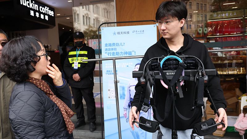 Exoesqueletos robóticos para vecinos de rascacielos en Hong Kong - Las mañanas de RNE | Escuchar