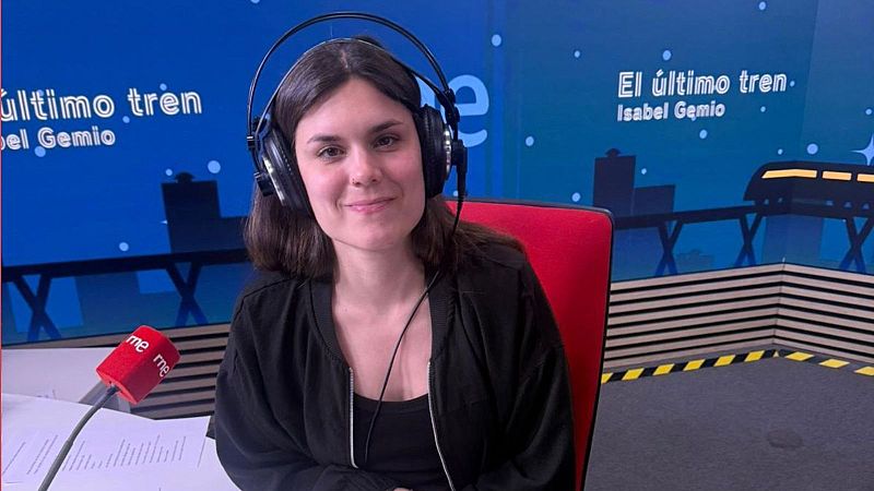 Elvira Sastre nos trae la poesía de Rocío G. Benítez, una voz que explora la emoción y la identidad desde lo íntimo. - El último tren | Escuchar