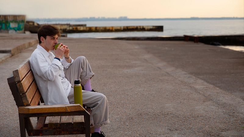 Segona hora: Posem el zoom a la soledat masculina: augmenten els indicadors d?a�llament en homes joves - Xavif�rnia | Escoltar