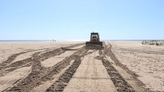 Moviments de sorra i polèmica ambiental a les platges de la Costa Daurada