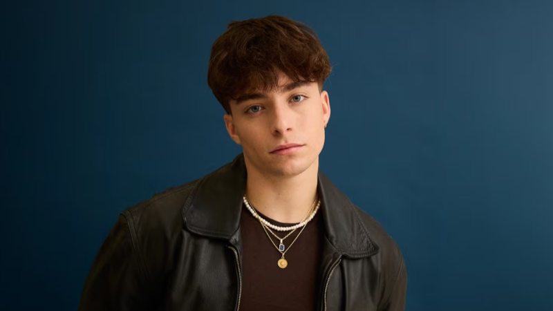 Segona hora: Izan Llunas aborda la pressi� de cr�ixer en p�blic i el repte de construir una identitat pr�pia - Xavif�rnia | Escoltar