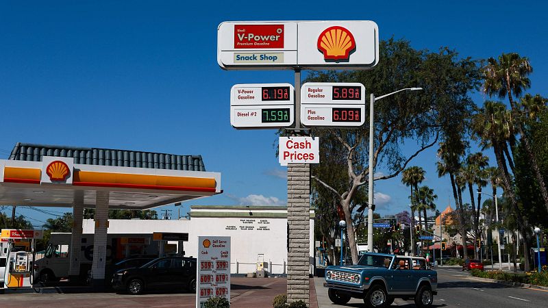 L'Entrellat - La vaga de benzineres, el PIB per càpita espanyol, la nova llei d'ascensors i teràpia lingüística amb Míriam Martín Lloret - L'Entrellat | Escoltar