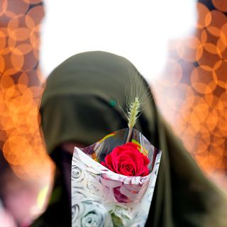 ¿A quién le regalarías hoy una rosa y por qué?