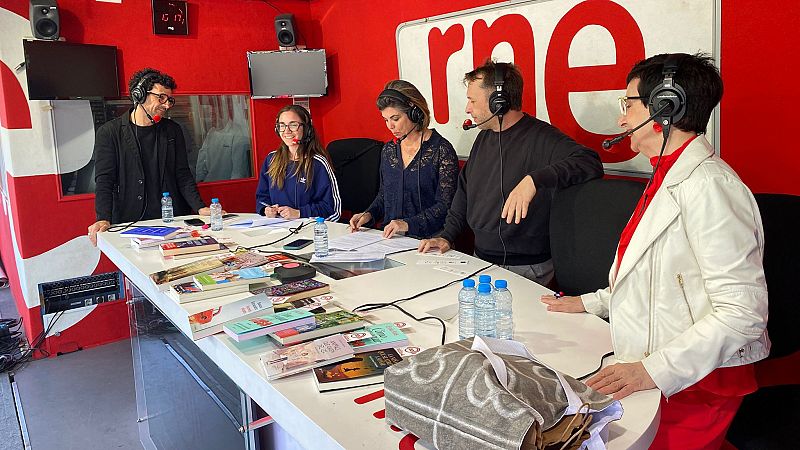 L'Entrellat - Especial Sant Jordi: Magalí Sare, Irene Desumbila, Carme Ruscalleda, Raül Balam, Gipsy Chef, Inma Rubiales i el "Poetry Slam" - L'Entrellat | Escoltar