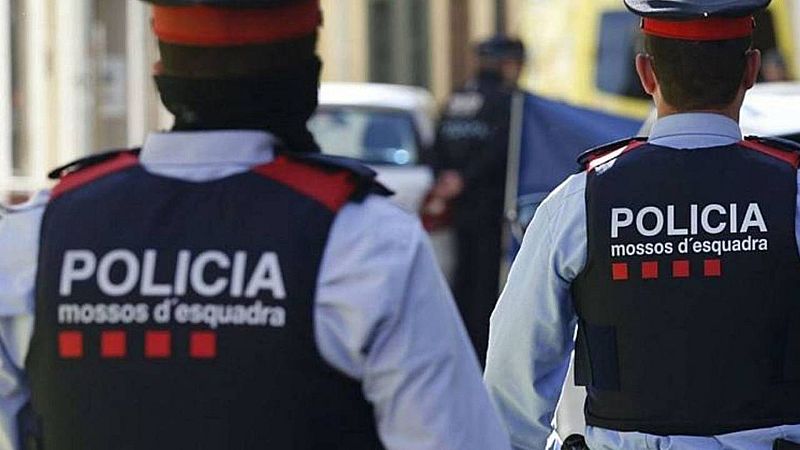 Más cerca - Los mossos d'esquadra vigilarán los colegios en Cataluña - Escuchar ahora