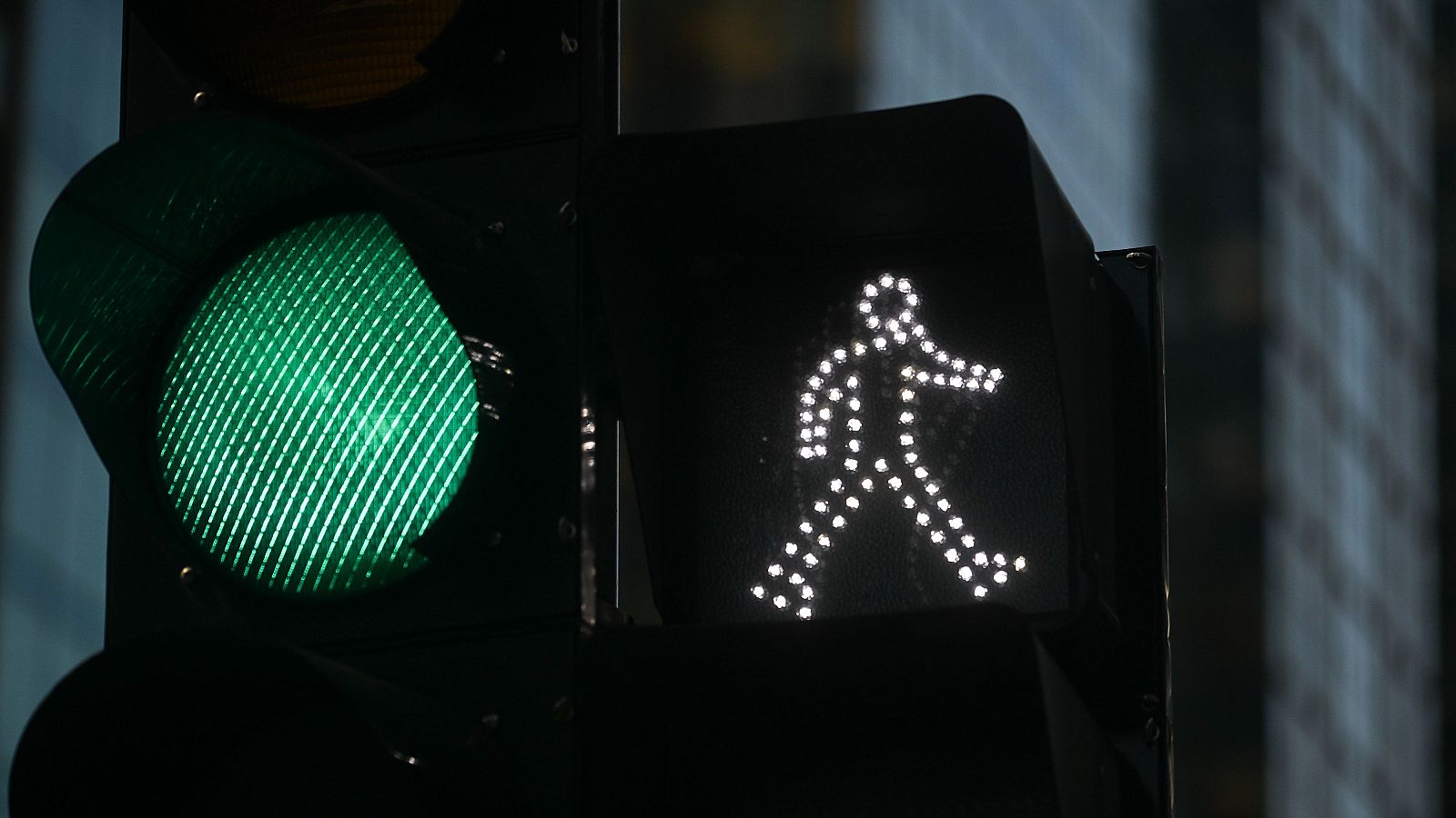 Nuevo semáforo para peatones "zombies" en La Laguna, Tenerife - Las mañanas de RNE | Escuchar