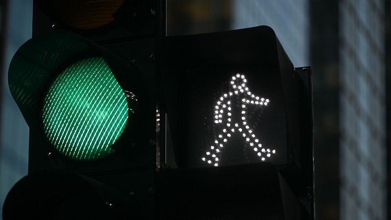 Nuevo semáforo para peatones "zombies" en La Laguna, Tenerife - Las mañanas de RNE | Escuchar