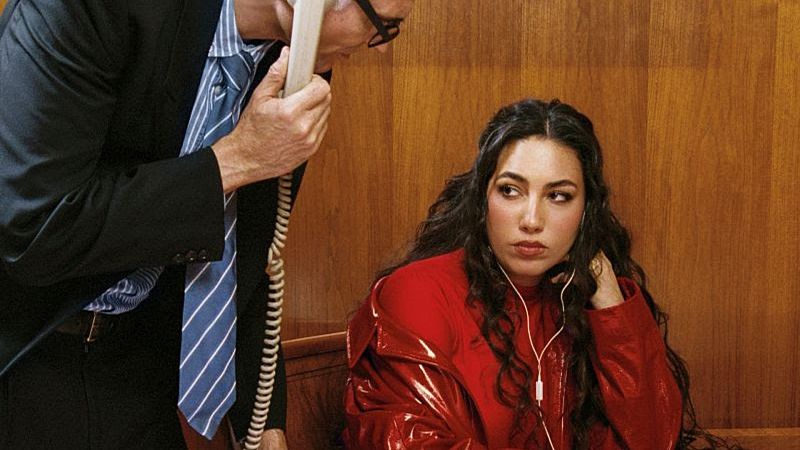 María José Llergo se pasa a la bachata en 'Otros besos' - nanana | Escuchar