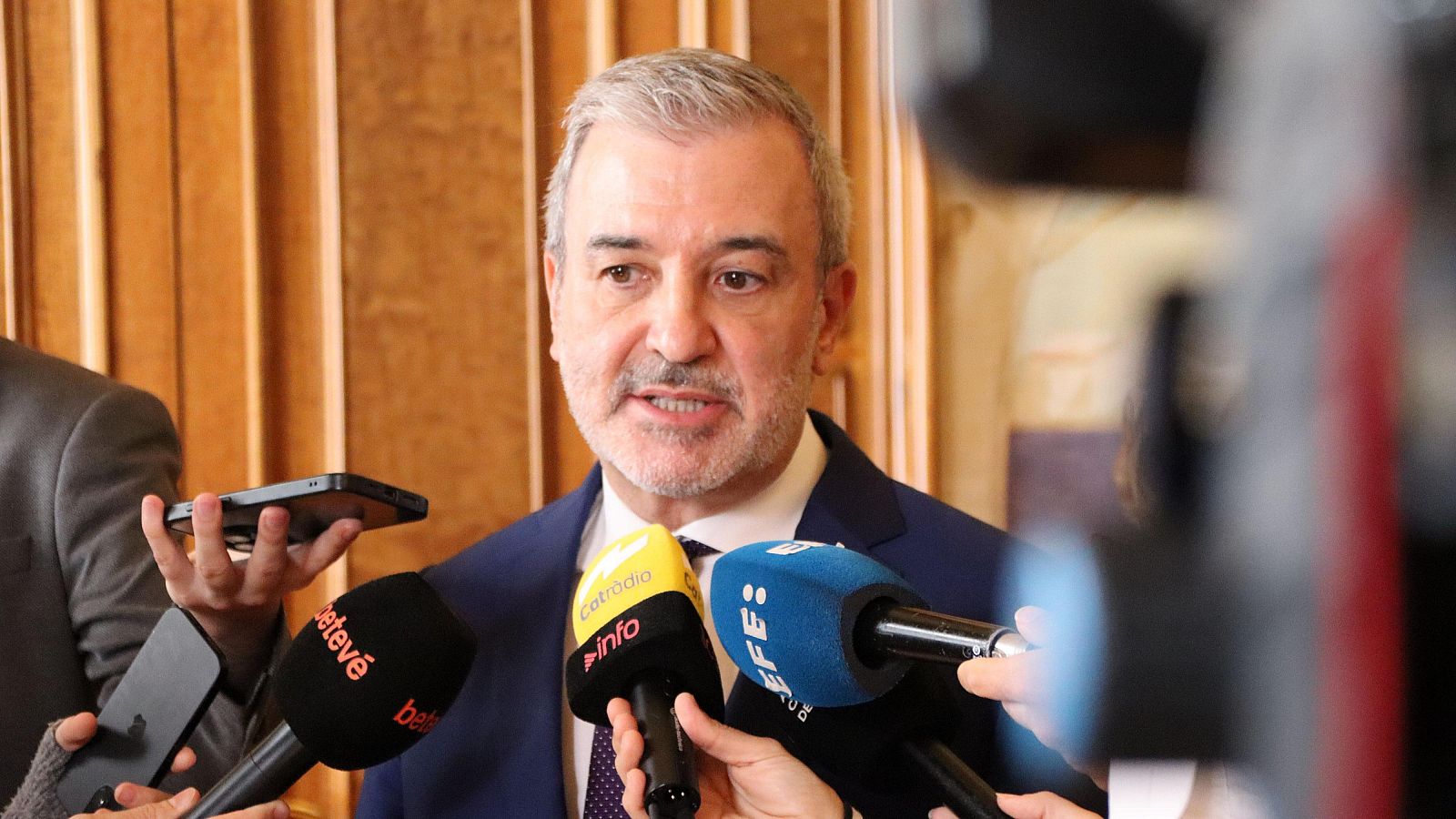 Collboni fa una crida a la tranquil·litat als migrants davant les llargues cues