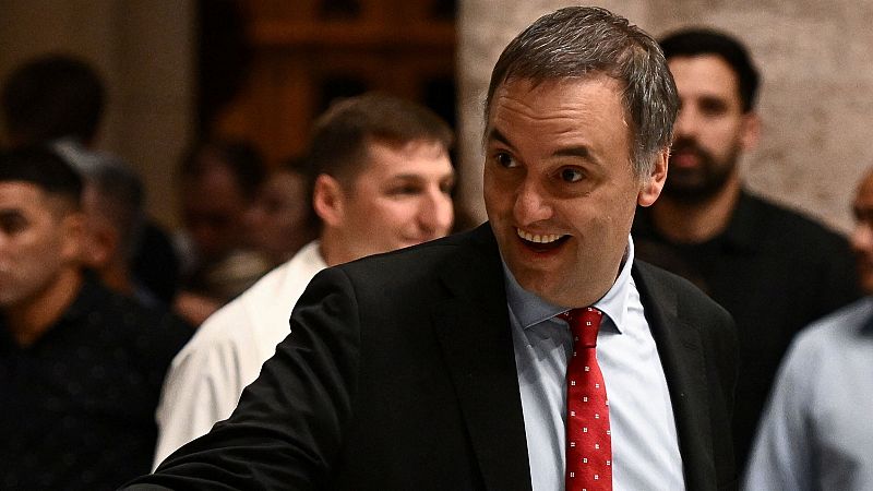 Cinco Continentes - Manuel Adorni, de escándalo en escándalo - Escuchar ahora