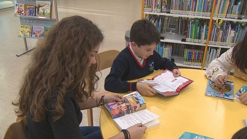 Qu� llegeixen els joves i els nens? Entrevista Judit Moncl�s - S�n 4 dies | Escuchar