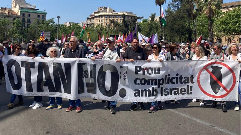 Torna a sentir-se el 'No a la guerra' als carrers de Barcelona | LAURA HURTADO