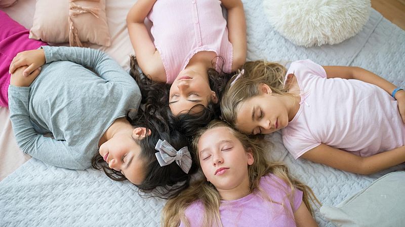 Bon dia i bona sort - Un amic del nostre fill es quedar� a dormir a casa: Qu� hem de tenir en compte? - Bon dia i bona sort | Escoltar