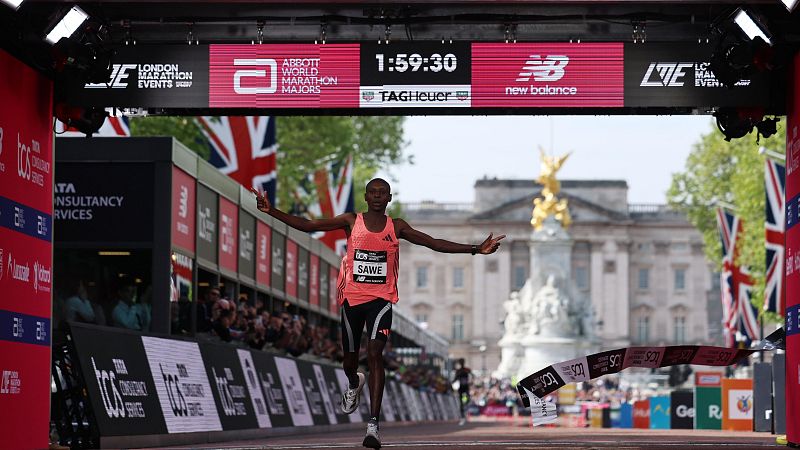 El ser humano baja de dos horas en el maratón - La hinchada | Escuchar