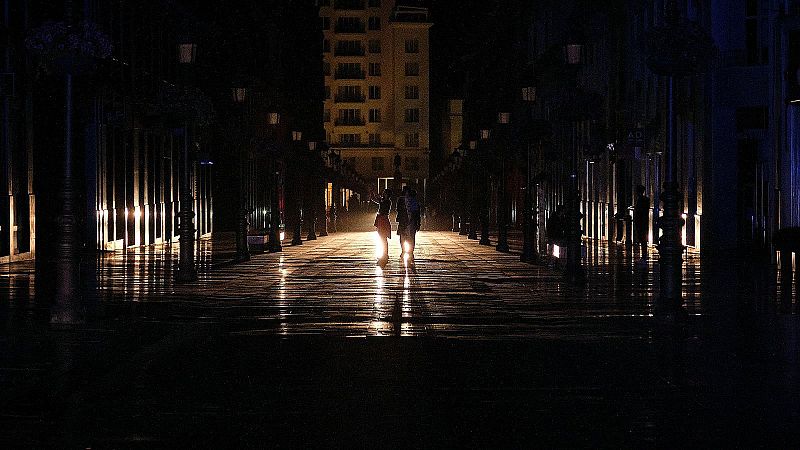 Un any de la gran apagada elèctrica - De nit | Escoltar