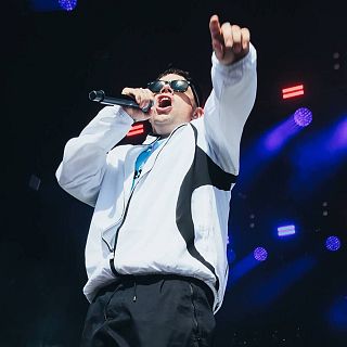 Kneecap ft Kae Tempest, Fai Laci, Editors y Death Cab Por Cutie