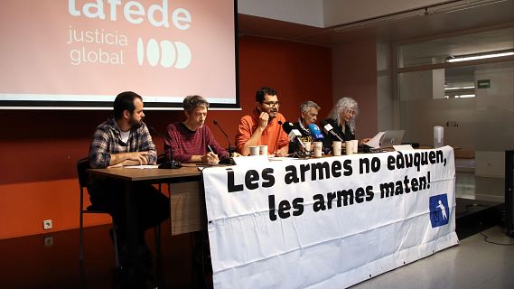 Un front com� d'entitats demana la retirada del pla pilot de mossos de pais� en centres educatius