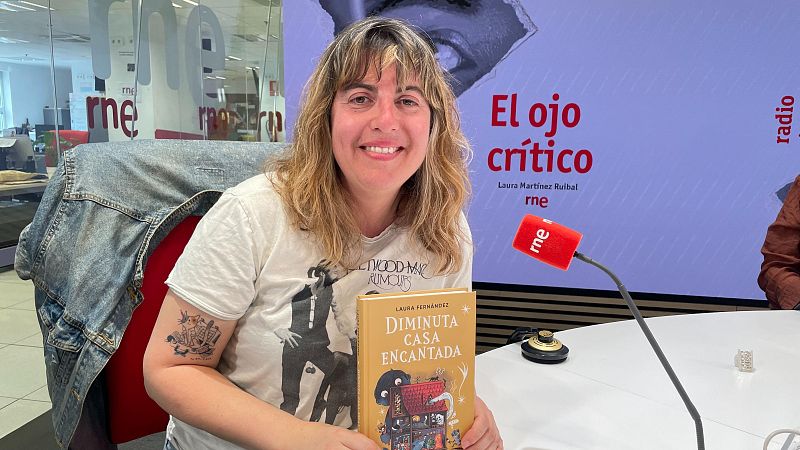 El ojo crítico - Laura Fernández nos abre las puertas de su 'Diminuta casa encantada' - Escuchar ahora