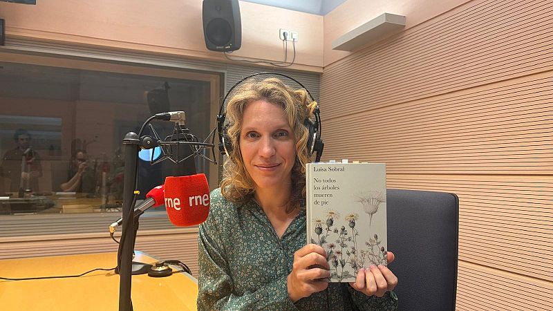 Reportajes en Radio 5 - Luísa Sobral debuta con ‘No todos los árboles mueren de pie’  - Escuchar ahora