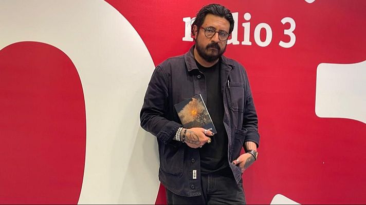 Violeta Niebla ironiza sobre el trabajo precario en 'Todo lo que hice por dinero'