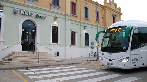 Els usuaris afronten amb resignaci� el primer dia de tall per les obres de l'R13