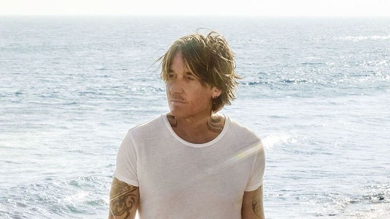 Sin rodeos - Keith Urban se relaja con el sonido de la Costa Oeste de los 70 y 80 - 06/05/26 - Escuchar ahora