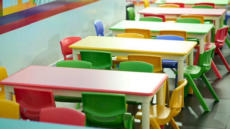 Huelga de cuidadoras infantiles: "Están abandonadas" - Las mañanas de RNE | Escuchar