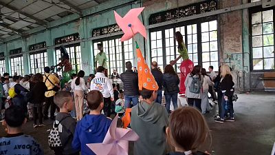 M�s de 2000 alumnos celebran el D�a de Europa con una `Marcha por la Amabilidad� - Asturias Informativos | Escuchar