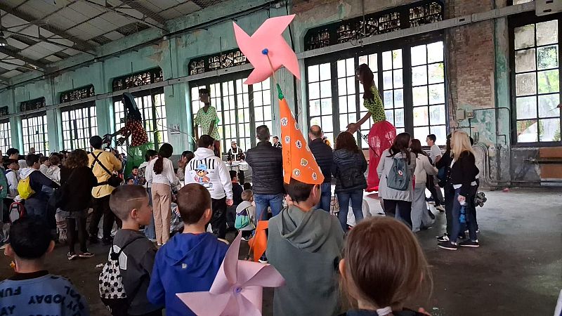 Más de 2000 alumnos celebran el Día de Europa con una `Marcha por la Amabilidad´ - Asturias Informativos | Escuchar