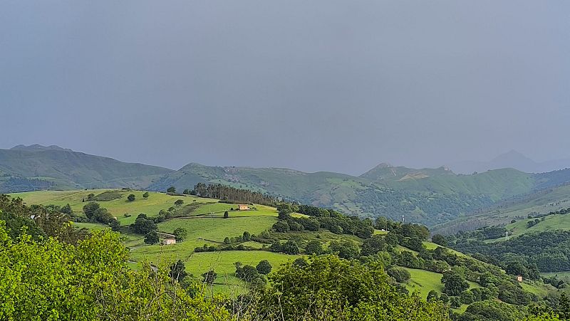 Tormentas más violentas en Cantabria por un mar más caliente y una atmósfera "cargada de energía" - Cantabria Informativos | Escuchar