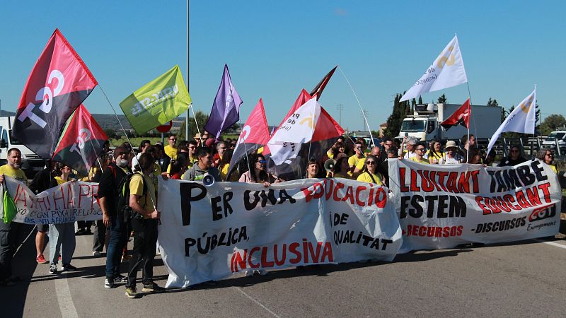 El Pla B - Tert�lia | Vaga de mestres i debat sobre la pres�ncia de Mossos d?Esquadra en una assemblea de docents - El pla B | Escoltar