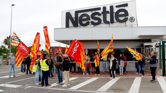 Concentraci� dels treballadors de Nestl� a les portes de les f�briques de Girona i Reus