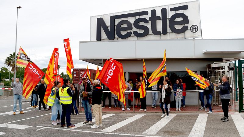 Concentració dels treballadors de Nestlé amenaçats per un ERO | PILAR RIBAS