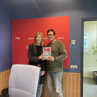 Una novel·la negra ambientada a L'Escala: Entrevista Elisabeth Anglarill