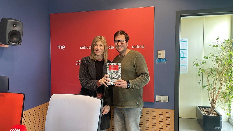 Una novel�la negra ambientada a L'Escala: Entrevista Elisabeth Anglarill - S�n 4 dies | Escuchar