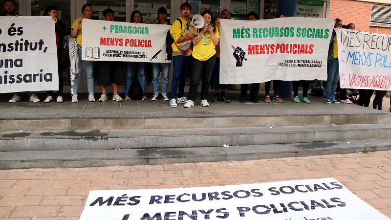 Barcelona rebutja el pla pilot de policies a les aules | Escoltar