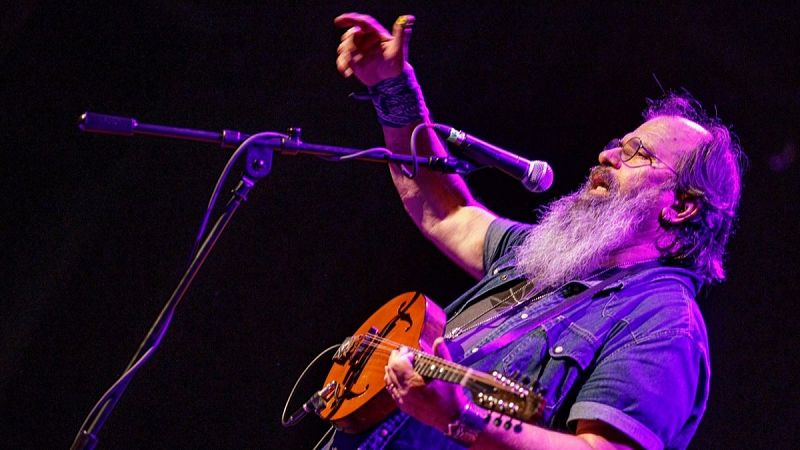 Sin rodeos - Nueva York une a Steve Earle y el director Steve Buscemi en un vídeo de “City of Inmigrants” - 20/05/26 - Escuchar ahora