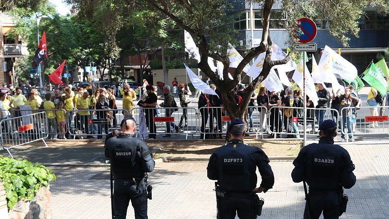 La reunió d'Educació i els sindicats acaba sense acord però mantenen la negociació | Escoltar