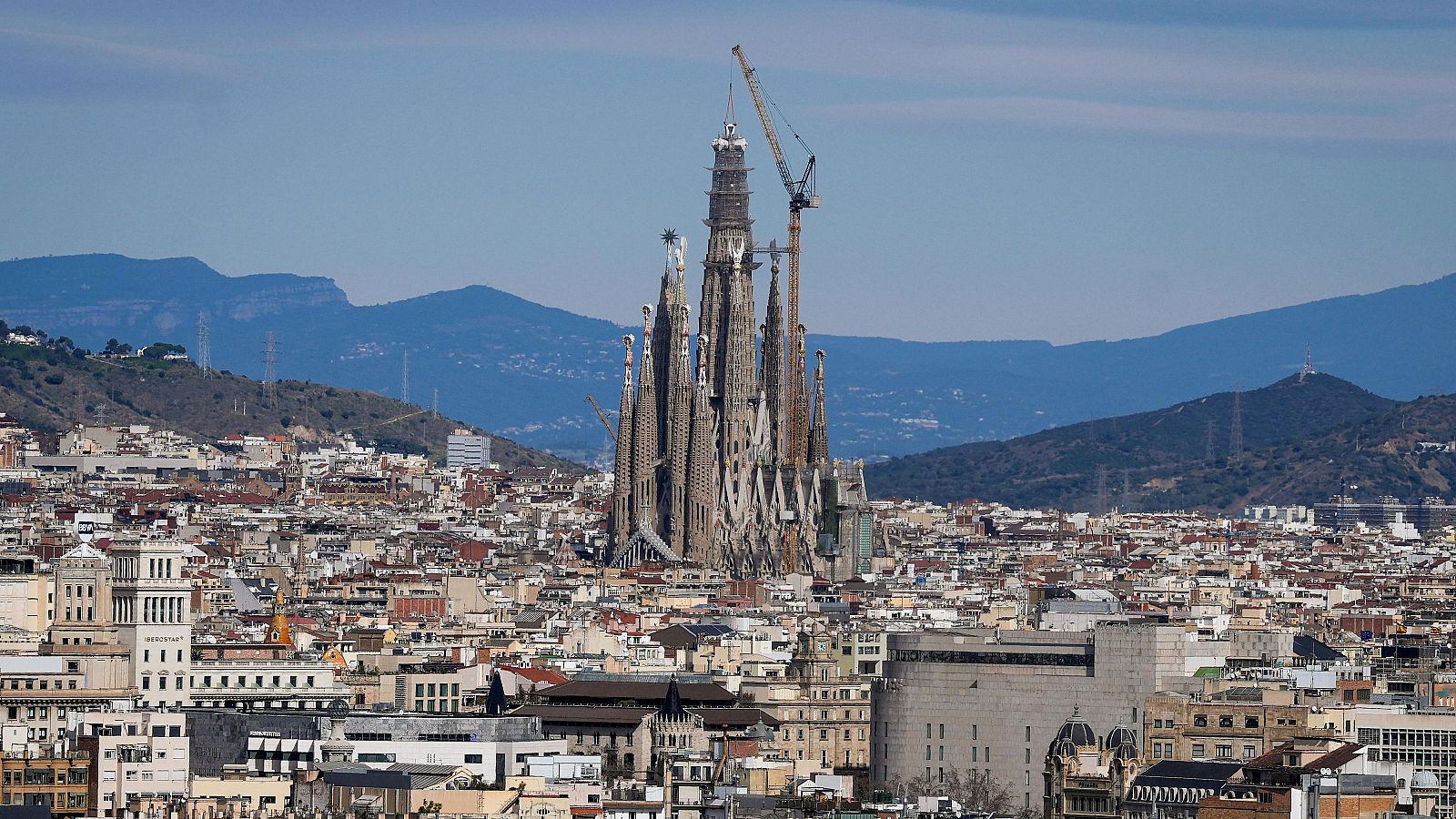 La Sagrada Família ultima la missa del Papa amb la benedicció de la torre central | Escoltar